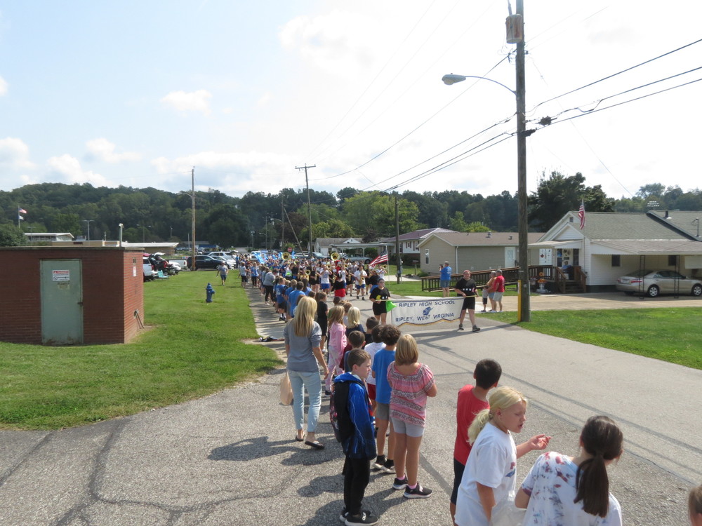 RES Cheers on the Parade! Ripley Elementary School